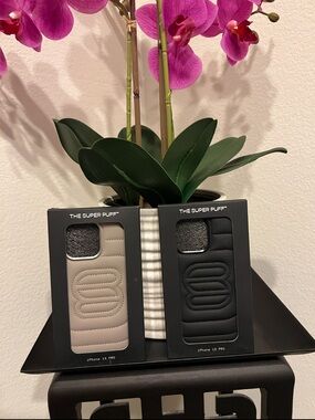 Aritzia The Super Puff Quilted iPhone 13 Pro Case - Black & Beige
